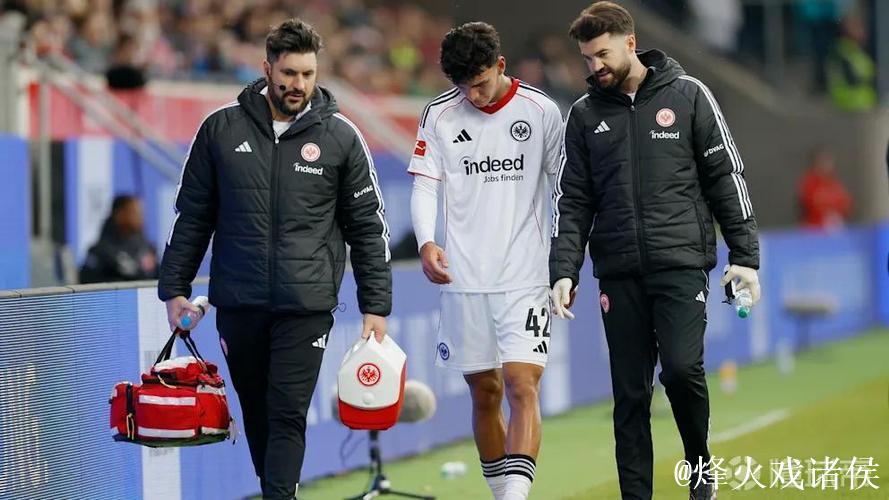 图片报:法兰克福队医私下为对手球员治疗,现已 图片报:法兰克福队医私下为对手球员治疗,现已