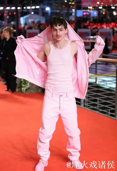 好莱坞明星“甜茶”被拍到全身红衣出行,手上戴着拜仁手套 好莱坞明星“甜茶”被拍到全身红衣出行,手上戴着拜仁手套