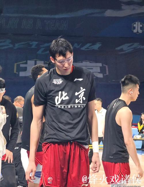 周琦半场出战12分钟，投篮4中3得到6分6篮板1助攻1抢断