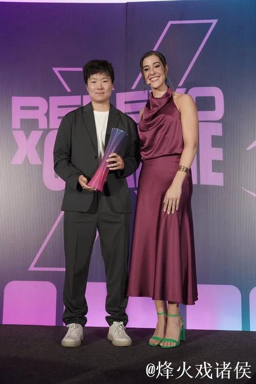 表彰体育精神！西班牙媒体为何冰娇颁发纪念奖杯