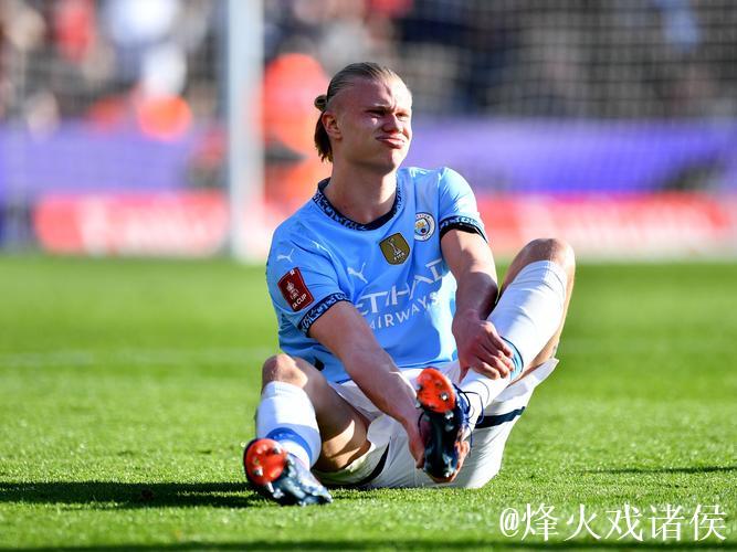 哈兰德比赛中遭“爆击”敏感部位,忍痛坚持助曼 哈兰德比赛中遭“爆击”敏感部位,忍痛坚持助曼