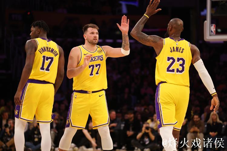 湖人罚球风波:真相是詹皇抢戏,还是东契奇“懦弱”的胜利? 湖人罚球风波:真相是詹皇抢戏,还是东契奇“懦弱”的胜利?