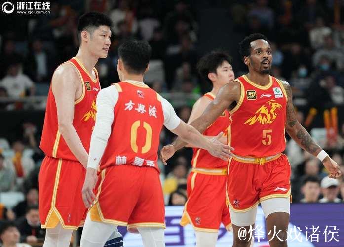 广厦主场打爆辽宁，外援成最大软肋，半场甩开近二十分难翻盘，上海轻松踩江苏，团队配合才是王道，积分榜风云再起谁还能撑到底？